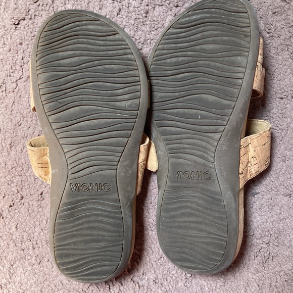 Women’s VIONIC tan gold flecked sandals size 7W or 7 Wide. - Picture 5 of 9